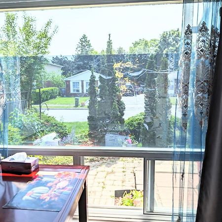 Renovated Cozy Bedroom With Private Washroom Toronto Esterno foto