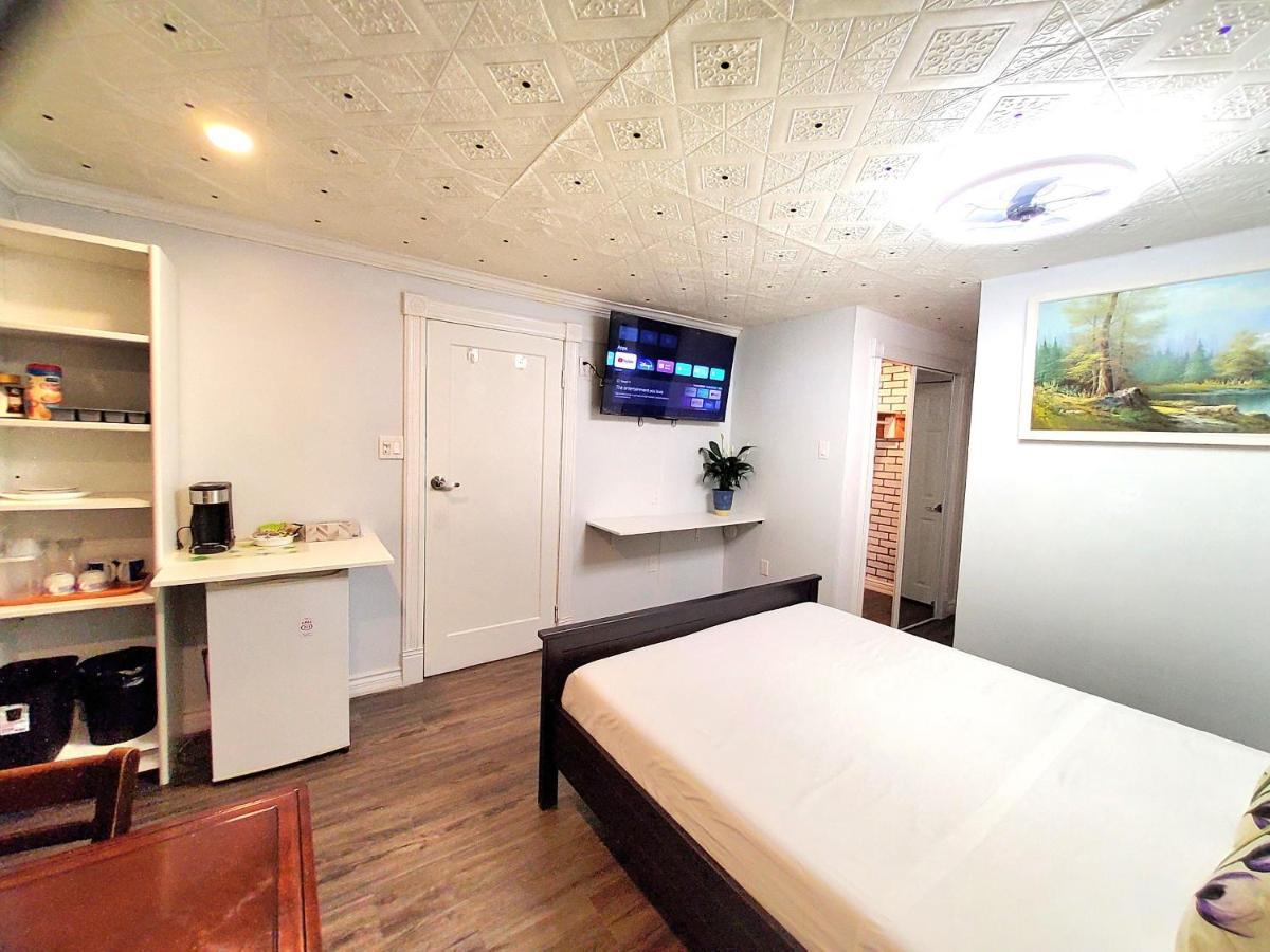Renovated Cozy Bedroom With Private Washroom Toronto Esterno foto