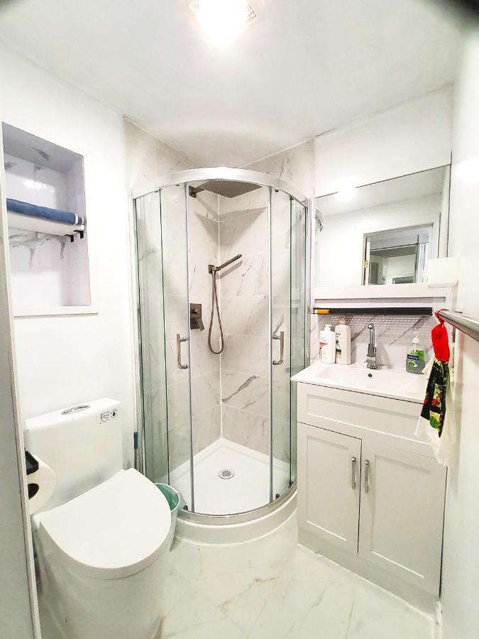 Renovated Cozy Bedroom With Private Washroom Toronto Esterno foto