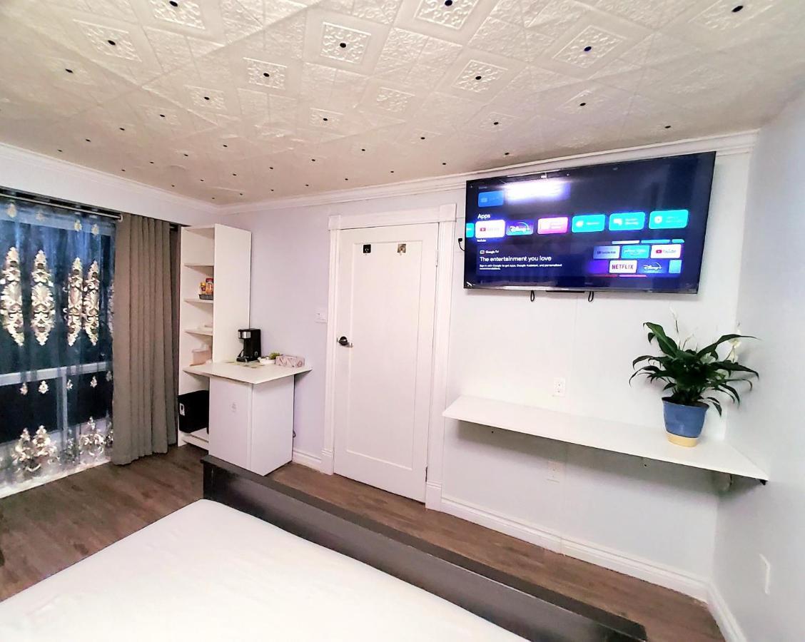 Renovated Cozy Bedroom With Private Washroom Toronto Esterno foto