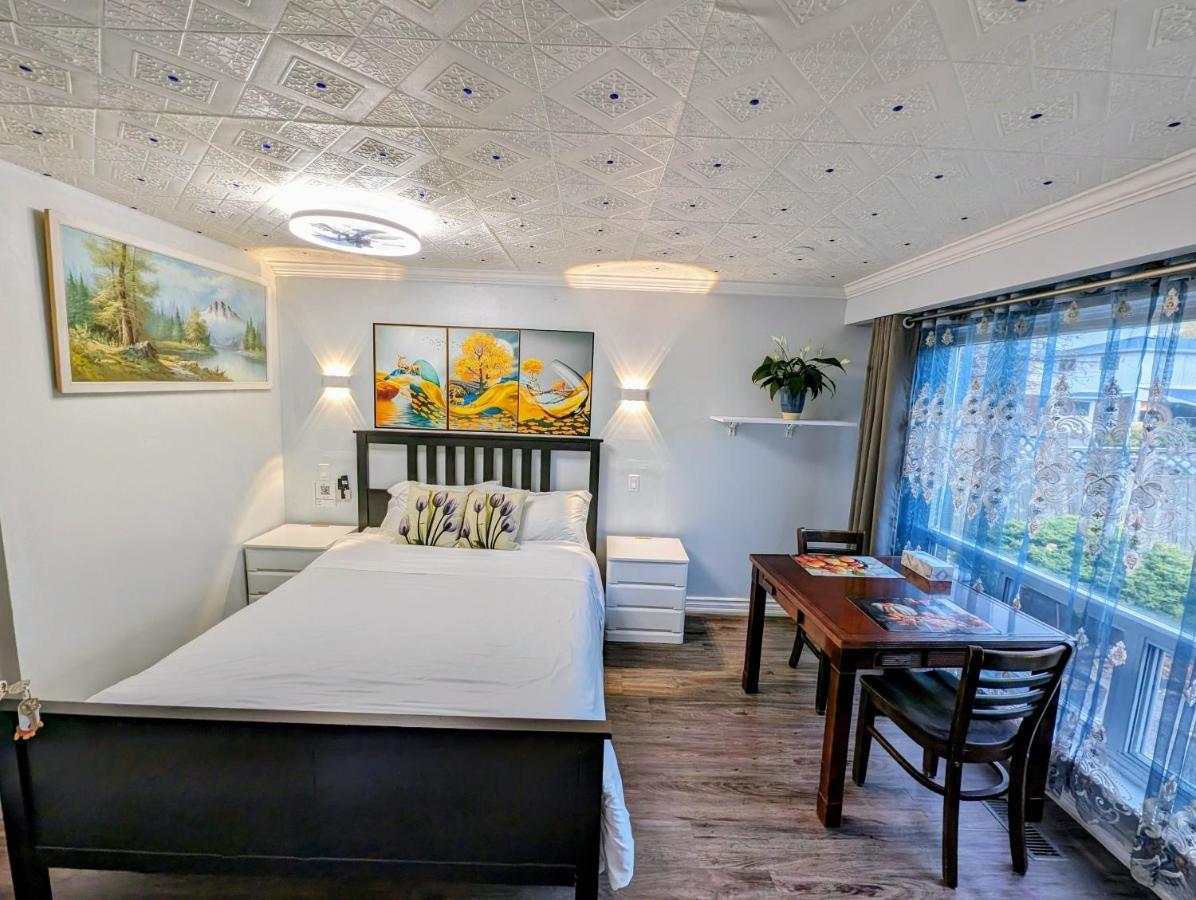Renovated Cozy Bedroom With Private Washroom Toronto Esterno foto