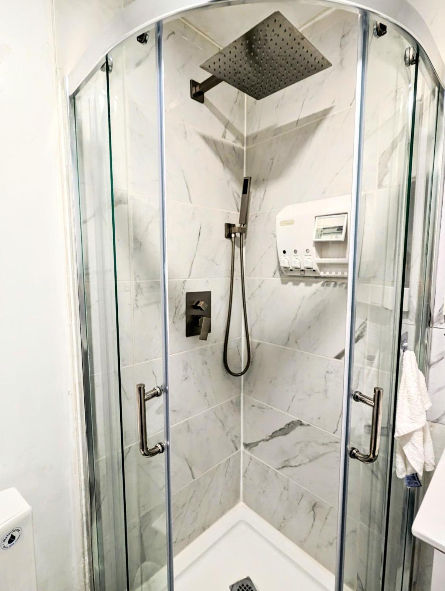 Renovated Cozy Bedroom With Private Washroom Toronto Esterno foto